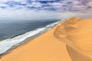 Sandwich Harbour in Namibia - eine Landschaft zwischen Dünen, Wüste und dem Atlantik © Jearu
