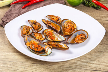 Messels with lemongrass and tomato