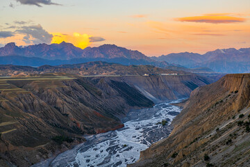 Obraz premium Spectacular Anjihai Grand Canyon natural landscape at sunrise in Xinjiang. Famous earthquake fault zone scenery in China. mountain faults and canyon with rivers.