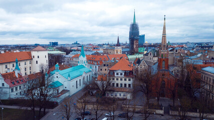Obraz premium Aerial view of Riga showcasing its stunning architecture, historic buildings, and cloudy sky in late afternoon light