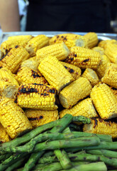 Mazorcas de maíz fritas en una bandeja de catering