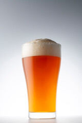 グラスに注いだ冷えた美味しいビール
