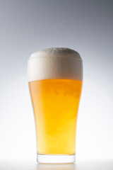 グラスに注いだ冷えた美味しいビール
