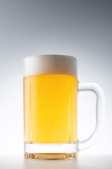 グラスに注いだ冷えた美味しいビール
