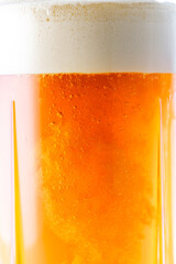 グラスに注いだ冷えた美味しいビール
