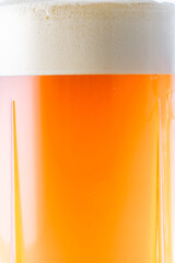 グラスに注いだ冷えた美味しいビール
