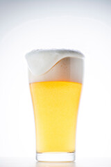 グラスに注いだ冷えた美味しいビール
