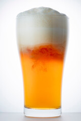 グラスに注いだ冷えた美味しいビール
