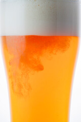 グラスに注いだ冷えた美味しいビール
