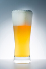 グラスに注いだ冷えた美味しいビール
