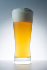 グラスに注いだ冷えた美味しいビール
