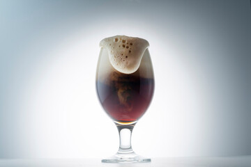 グラスに注いだ冷えた美味しいビール
