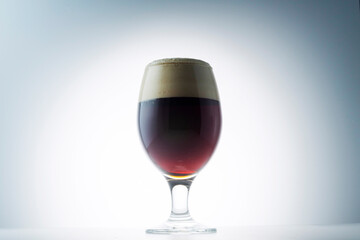 グラスに注いだ冷えた美味しいビール
