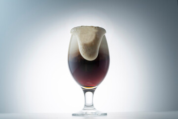 グラスに注いだ冷えた美味しいビール
