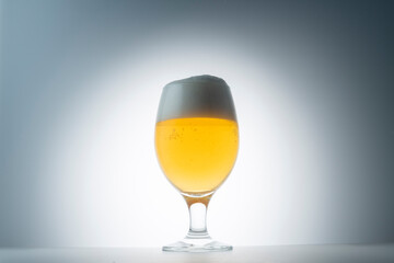 グラスに注いだ冷えた美味しいビール
