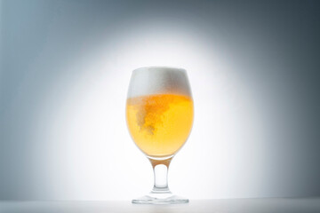 グラスに注いだ冷えた美味しいビール
