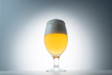 グラスに注いだ冷えた美味しいビール
