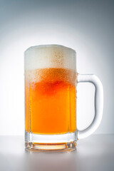 グラスに注いだ冷えた美味しいビール

