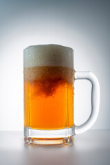 グラスに注いだ冷えた美味しいビール
