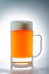 グラスに注いだ冷えた美味しいビール
