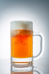 グラスに注いだ冷えた美味しいビール
