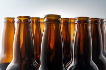 数種類の色付きのガラス瓶ボルト
