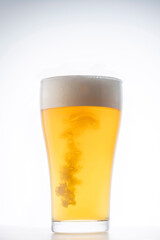 グラスに注いだ冷えた美味しいビール