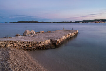 Pomost wychodzący na morze Adriatyckie w miejscowości Kućište na półwyspie Peljesac. Fotografia wykonana po zachodzie słońca. © Arsky