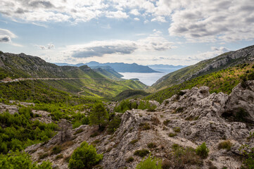 Górzysty pejzaż półwyspu Pelješac w Chorwacji.