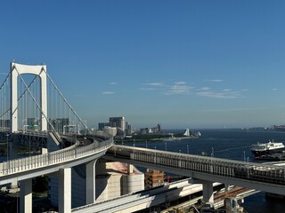 昼のレインボーブリッジとお台場の風景
