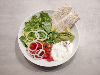 Salat mit Vollkornwrap