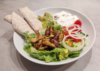 Salat mit Vollkornwrap und Hähnchen Gyros