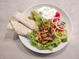 Salat mit Vollkornwrap und Hähnchen Gyros
