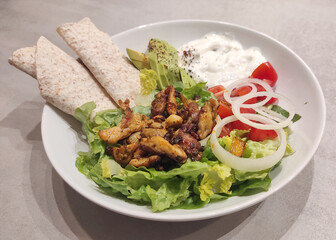 Salat mit Vollkornwrap und Hähnchen Gyros