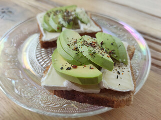 Vollkorntoast mit Avocado und Camembert