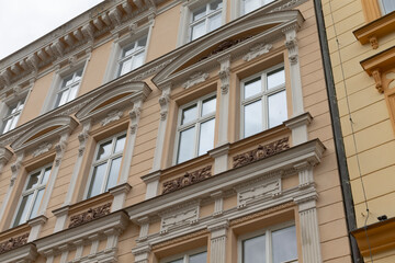 Obraz premium There is a large building featuring numerous windows on its exterior, showcasing a modern design and architectural style that is visually appealing