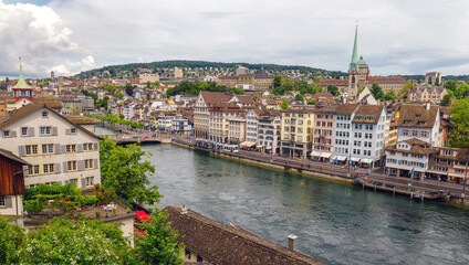 Naklejka premium Scenic View of Historic Zurich Along the Limmat River