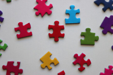 Obraz premium Colorful jigsaw puzzle pieces on white background. Flat lay.