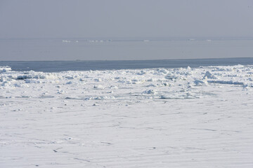 網走の海岸に接岸する流氷 © 望 土岐