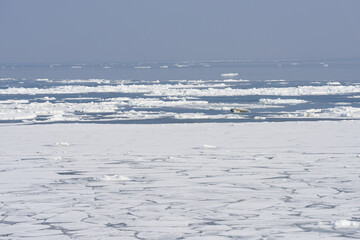 網走の海岸に接岸する流氷 © 望 土岐