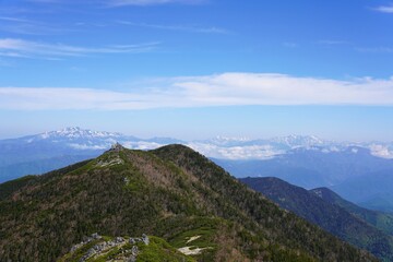 中央アルプス　行者岩と茶臼山　遠く乗鞍岳と北アルプス