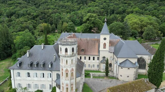 Vue a&eacute;rienne panoramique de monast&egrave;re, l&rsquo;Abbaye d'Hautecombe en bord de lac du Bourget, France, Europe
