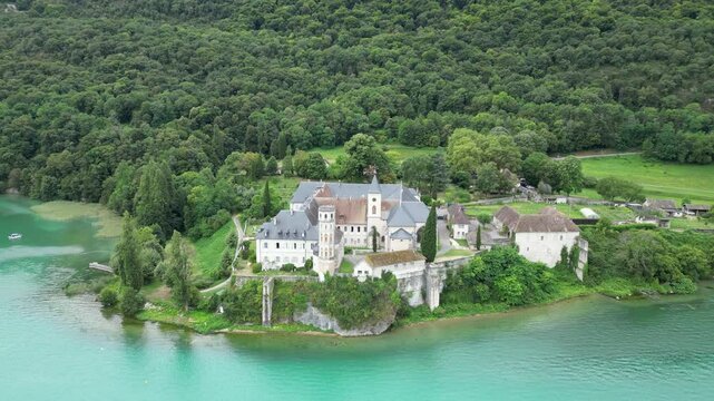 Vue a&eacute;rienne panoramique de monast&egrave;re, l&rsquo;Abbaye d'Hautecombe en bord de lac du Bourget, France, Europe

