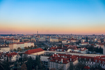 Obraz premium A breathtaking view of Prague at dusk showcasing the skyline and rooftops under a pastel-colored sky