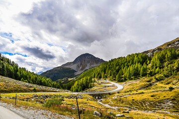 Obraz premium Livigno, Forcola di Livigno, Passo Forcola, Passstrasse, Bergpass, Alpen, Piz Orsera, Piz dals Lejs, Monte Vago, Wanderweg, Bergwiesen, Fluss, Spöl, Berninagruppe, Herbst, Herbstfarben, Zoll, Italien