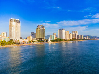 Obraz premium Nha Trang at dawn.A resort town in Vietnam. Early morning. The central city embankment. Mid-October, high waves in the sea. Shooting from a drone.