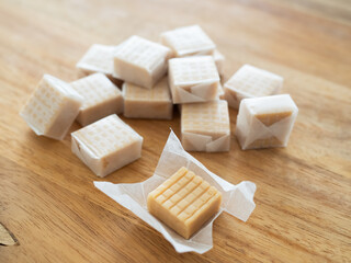 紙に包まれたキャラメルの粒