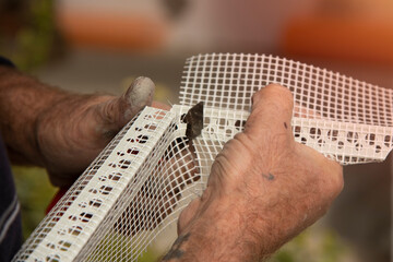 Corner bead with mesh