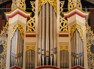 Orgelpfeifen, Kirchenorgel in einer Kirche
