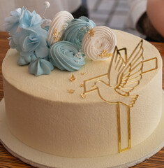 russische Honigtorte, Torte mit Taube und Kreuz Zeichen zu einer Kindertaufe oder Taufe